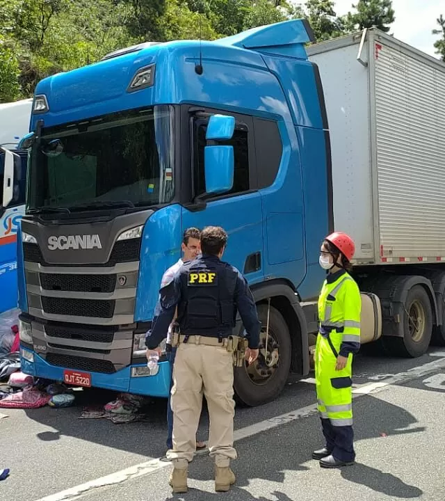 Fila gigantesca na BR-376 após acidente