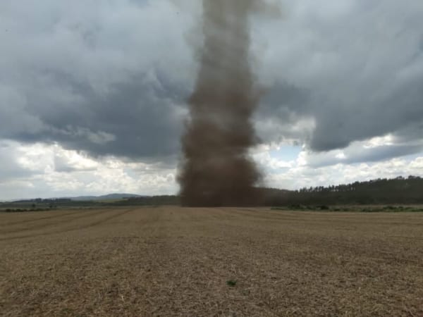 Tornado atinge area rural no interior do Parana 00524194 0 202103242135