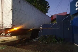 Caminhao bate em muro e invade terreno de casa em 00526493 0 202104102008