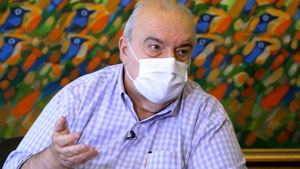 apos avc greca esta lucido em quarto de hospital e segue ativo nas redes sociais