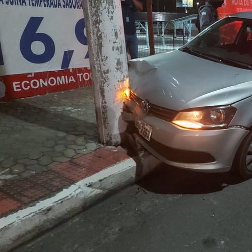 impacto da batida fez com que airbags do veiculo fosse acionados 536284