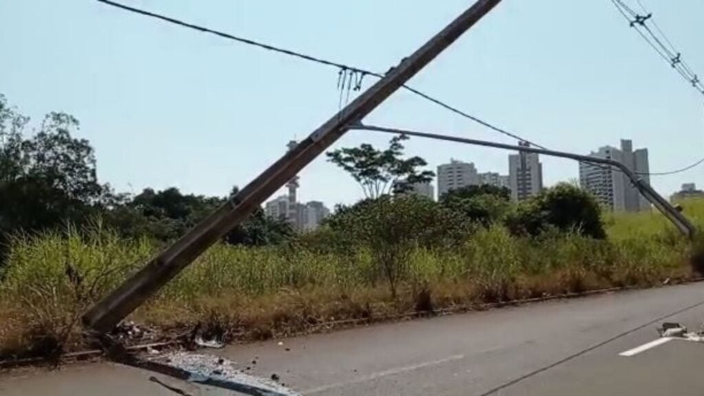 Mulher sofre ferimentos após colidir em poste na Gleba Palhano 2 destacada 4