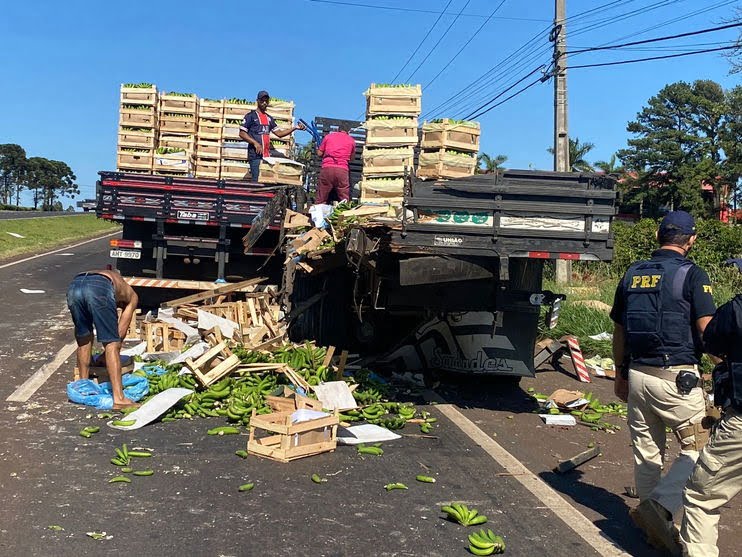 Motorista fica ferido em acidente entre caminhoes 00561861 0 202112041054 1