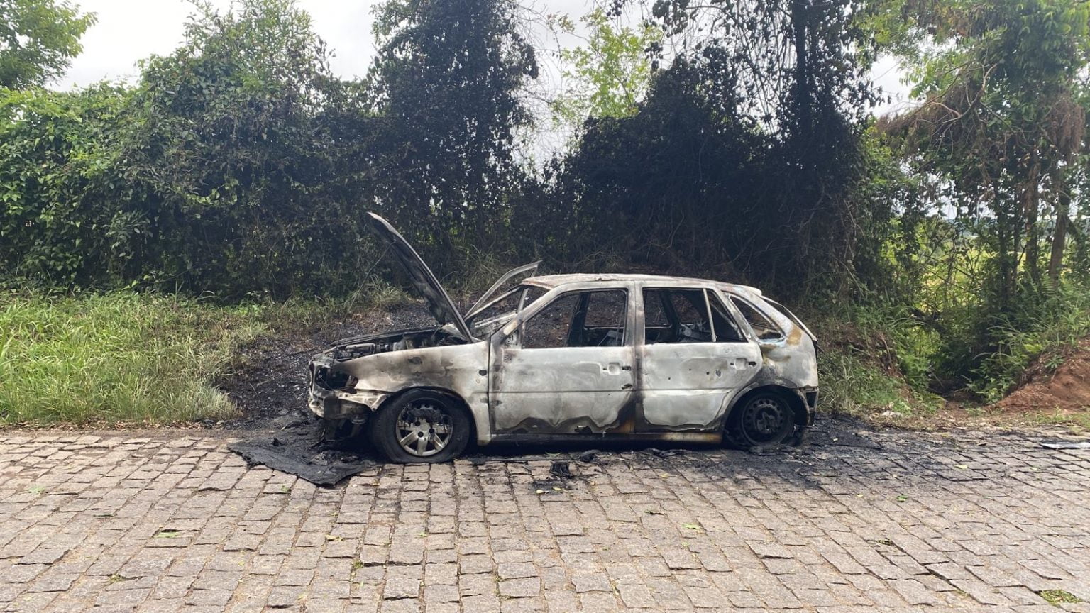 carro incendiado prefeitura piraquara 1536x864 1