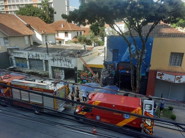 Ladrão fica entalado no teto ao tentar roubar comércio em Curitiba 2 272521830 3187368241536613 2237848024361808565 n