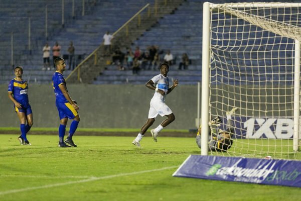 Atacante Douglas Coutinho tem bom início no Londrina 2 Douglas Coutinho