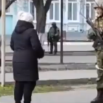 leve essas sementes de girassol para quando voce morrer mulher ucraniana desafia soldado russo