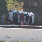 carro capota na avenida dez de dezembro na zona sul de londrina