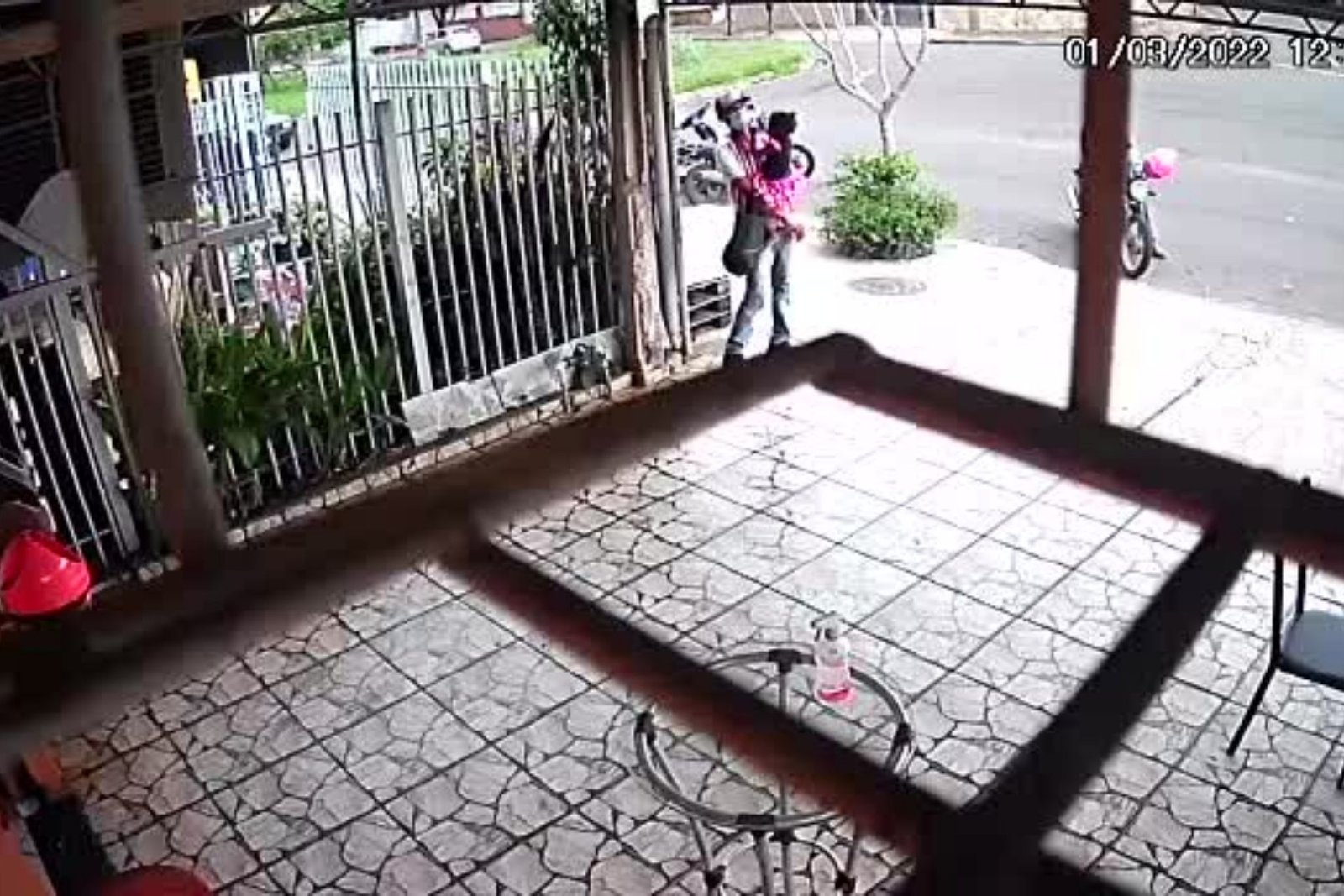 homem com crianca no colo assalta padaria em londrina video