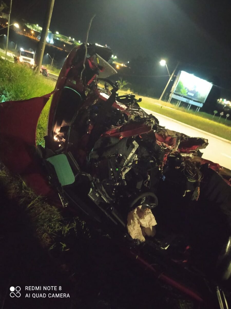 Carro de luxo bate em árvore e capota em Londrina 2 WhatsApp Image 2022 07 28 at 11.12.12