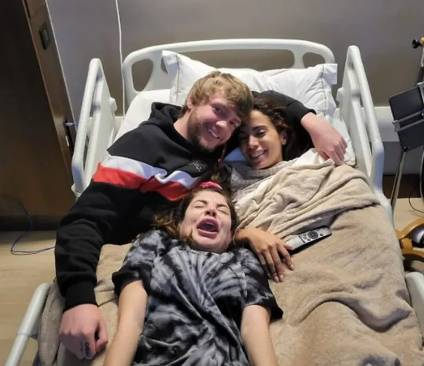 anitta aparece no hospital com gkay e o namorado murda beatz