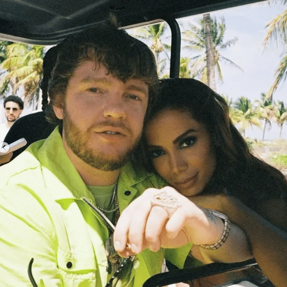 anitta posa ao lado do namorado murda beatz