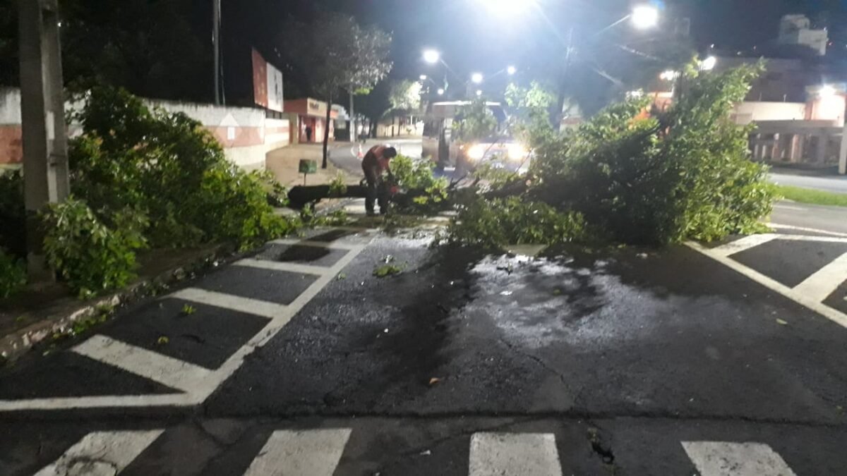 Volta a chover forte em Londrina; Cidade contabiliza estragos da chuva de ontem 2 WhatsApp Image 2022 10 06 at 14.27.29