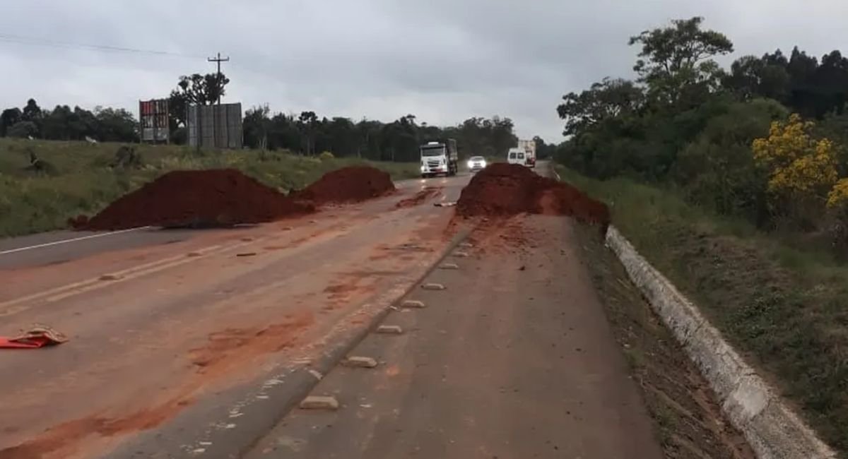 Van de estudantes bate em bloqueio feito por bolsonaristas no Paraná 2 IMG24H 1200 × 650 px 10