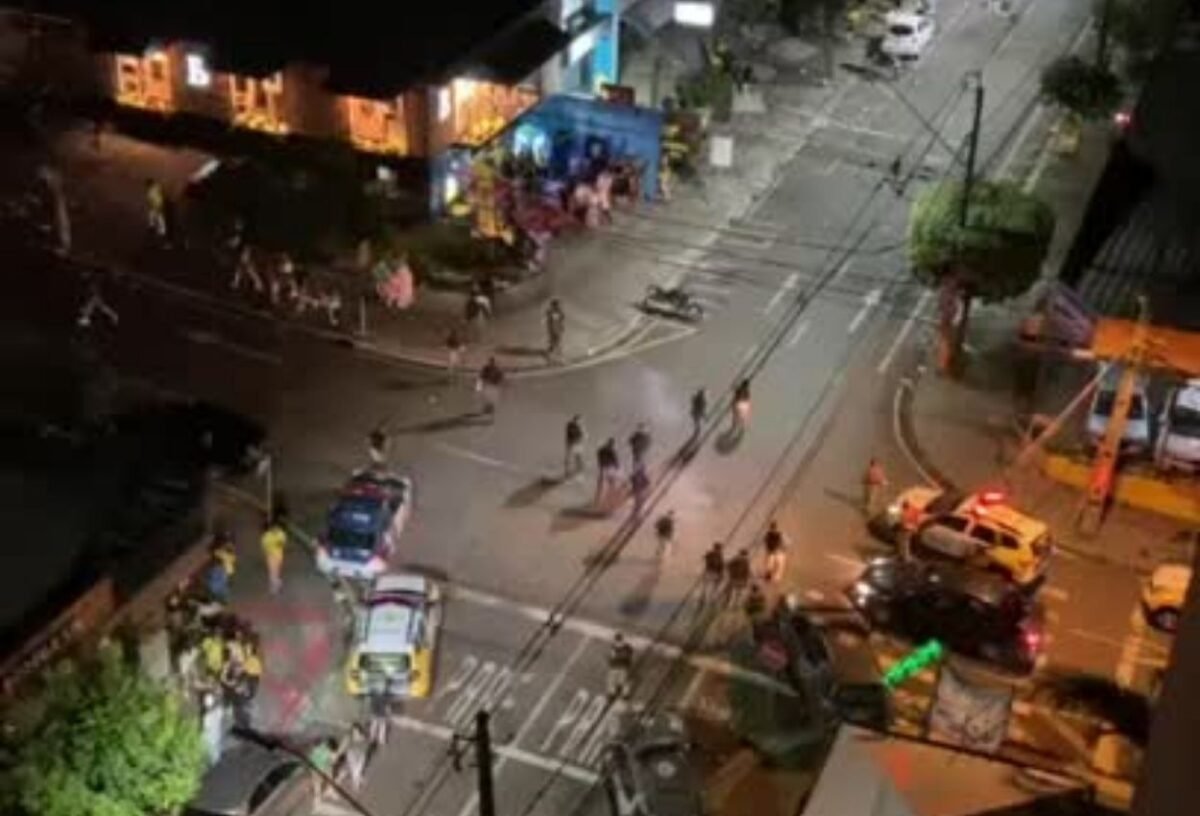 PM atira bombas e balas de borracha em pessoas na Rua Paranaguá 1 IMG24H 1200 × 650 px 3 2