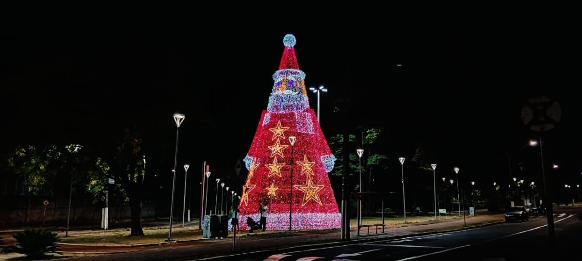 Avenida foi transformada em corredor de luzes de Natal e se tornou um convite a famílias da região.