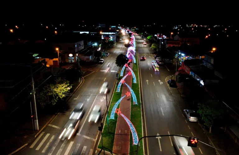 Londrina abre Natal com árvore no Igapó e decoração pela cidade 3 decoracao Natal drone Saul Elkind Rodolfo Gaion CMTU 1