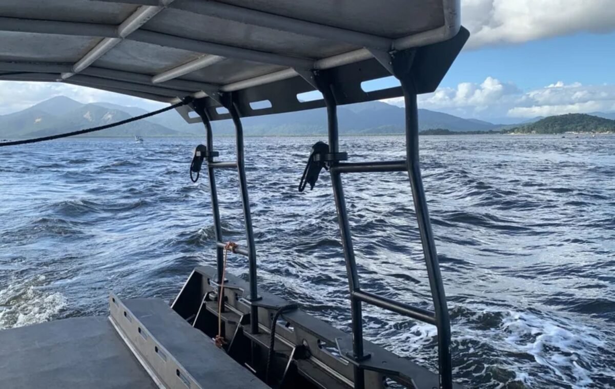 Adolescente de 15 anos morre após canoa afundar em Paranaguá 2 Jovem havia ido caçar caranguejos junto com dois amigos e no retorno, canoa que eles estavam virou.
