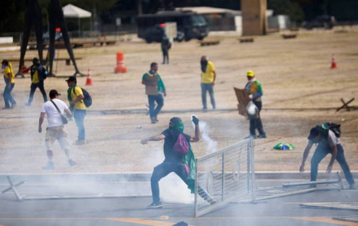 AGU pede prisão de Torres e apreensão de ônibus de manifestantes em Brasília 2 IMG24H 1200 × 650 px 2023 01 08T184358.919