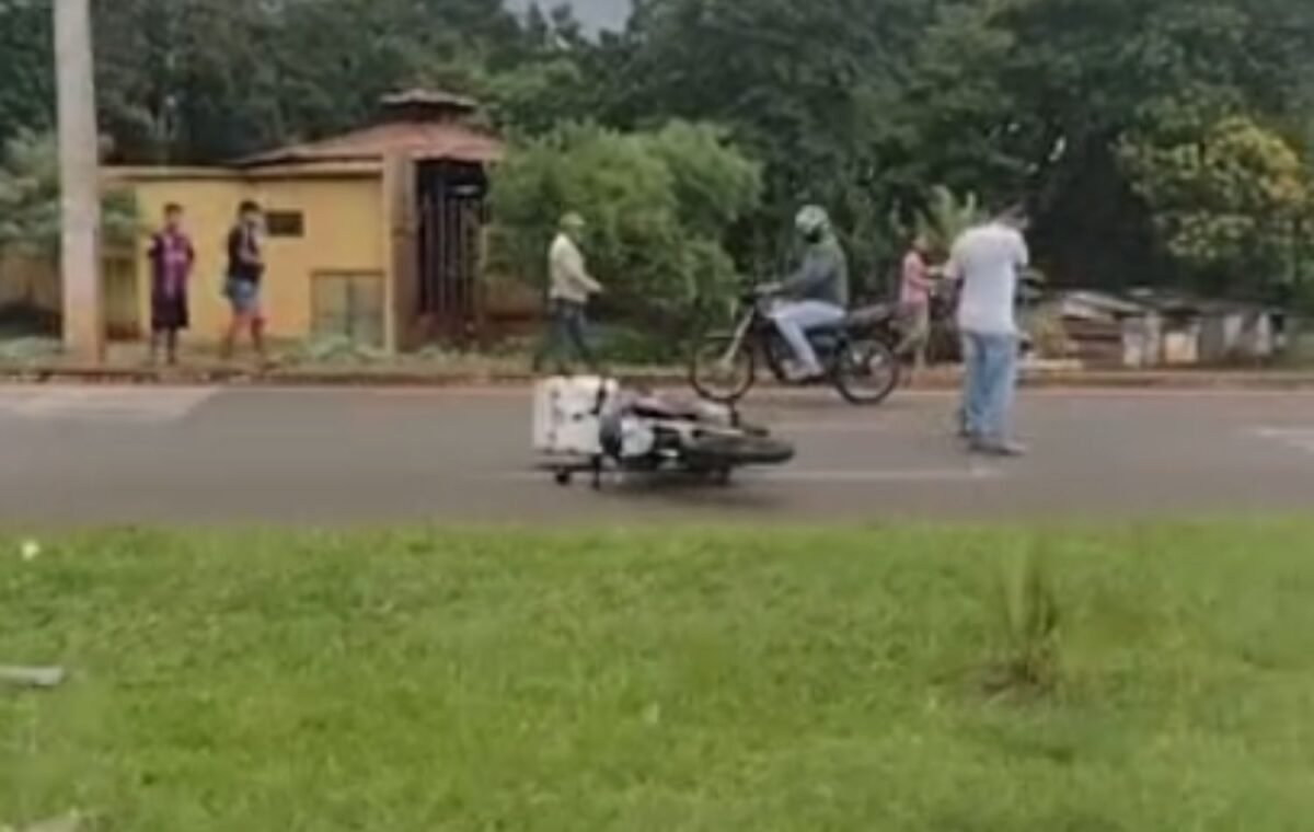 Morre motociclista vítima de acidente na Avenida Dez de Dezembro em Londrina 2 Ele caiu de moto quando tentou desviar de dois cachorros.