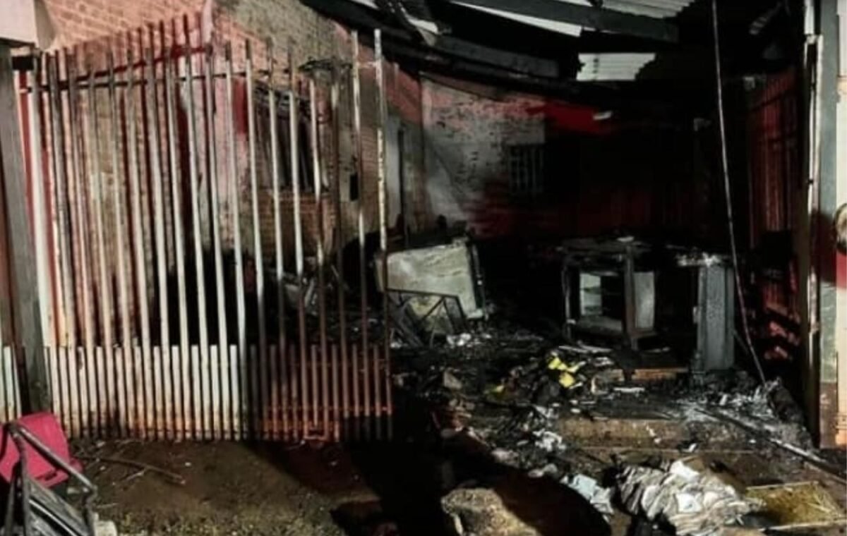 Incêndio em casa de cuidadora mata 10 animais entre cães e gatos em Paranavaí 2 IMG24H 1200 × 650 px 2023 02 02T122243.566