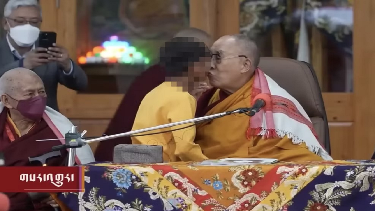 Em suma, depois de viralizar vídeo onde pede para que um menino chupasse sua língua, Dalai Lama pede desculpa para o menino e sua família. Imagem: ISTOÉ.