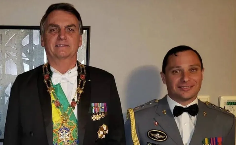 PF faz buscas na casa de Bolsonaro e prende ex-ajudante de ordem Mauro Cid 2 jair bolsonaro e mauro cesar barbosa cid
