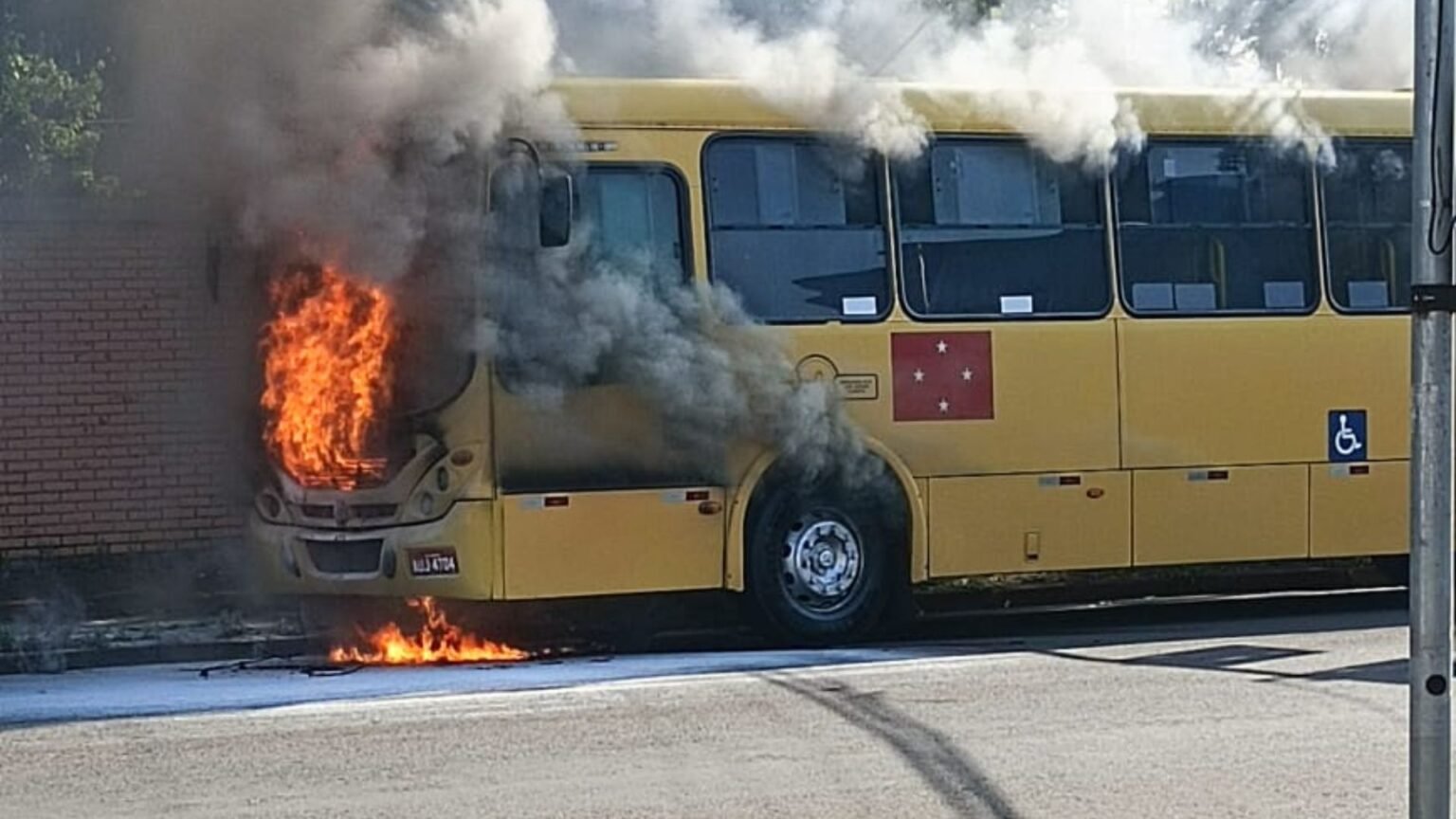 Ônibus da linha 106 é consumido por incêndio na Zona Leste de Londrina 1 Destaques 20