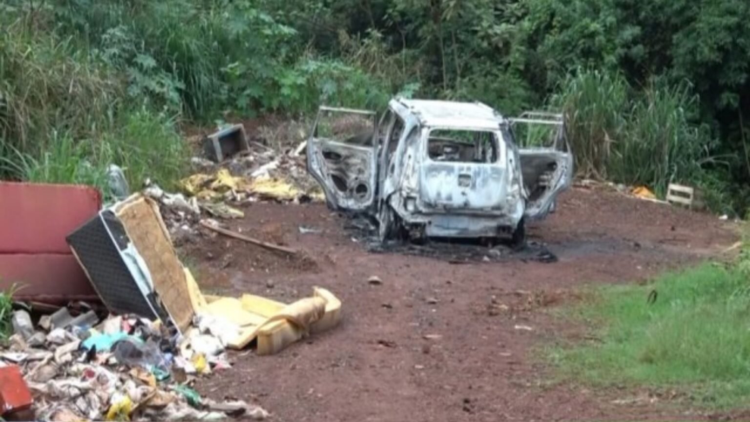 Corpo carbonizado é encontrado em veículo incendiado na zona norte de Londrina 1 Destaques 71