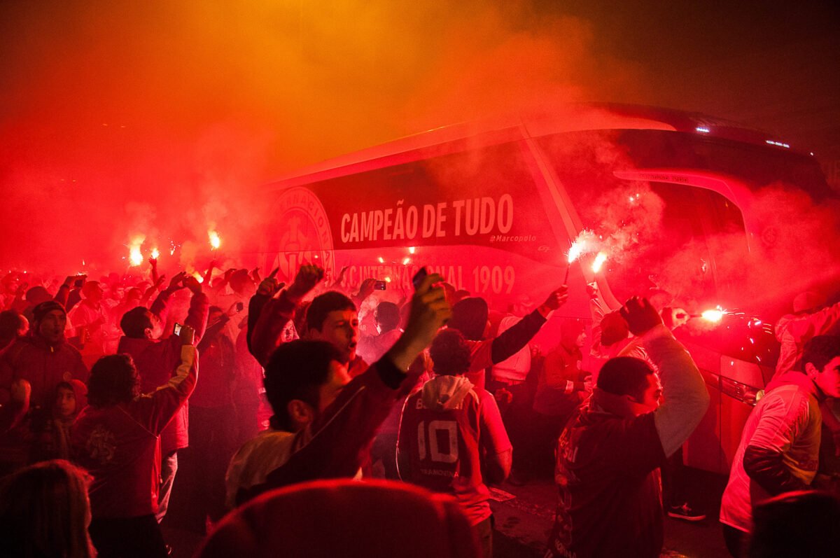 Como o Brasil conseguiu ser hegemônico na principal competição do continente? 2 Torcida do inter antes do jogo pela copa libertadores da America fazendo a festa em torno do estadio beira rio em porto alegre 07