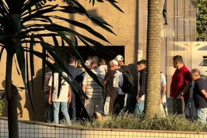 Torcedores invadem sede social do Corinthians. (Foto: Emilio Botta)