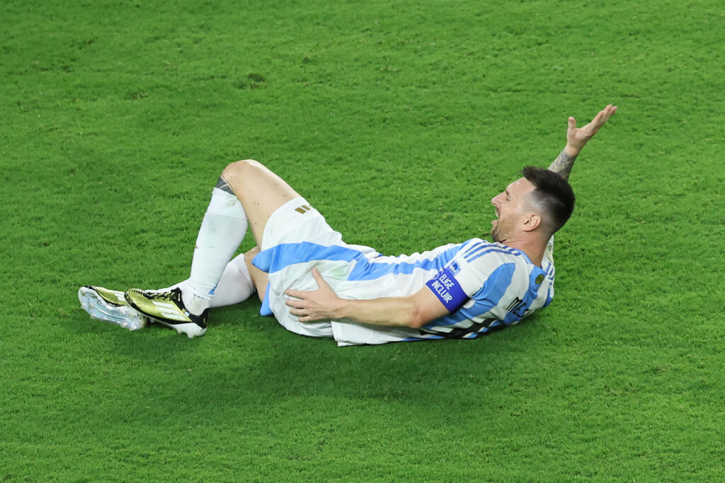 Messi sai lesionado desfalcando a Argentina na segunda etapa.