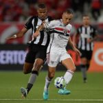 junior santos e rafinha disputam a bola em botafogo x sao paulo confronto do campeonato brasileiro 1681596523500 v2 4x3