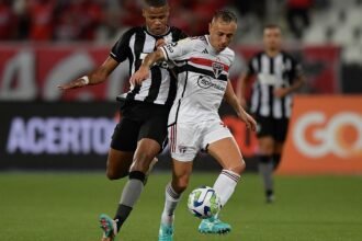 junior santos e rafinha disputam a bola em botafogo x sao paulo confronto do campeonato brasileiro 1681596523500 v2 4x3