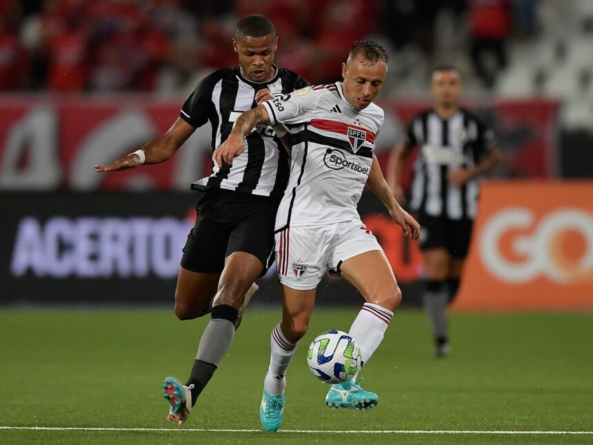 junior santos e rafinha disputam a bola em botafogo x sao paulo confronto do campeonato brasileiro 1681596523500 v2 4x3