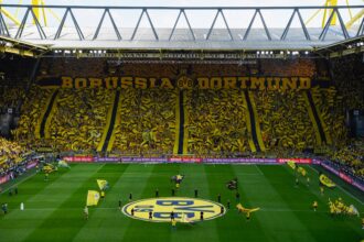 Torcida do Borussia fazendo a festa antes do início da estreia. Foto: Borussia via X