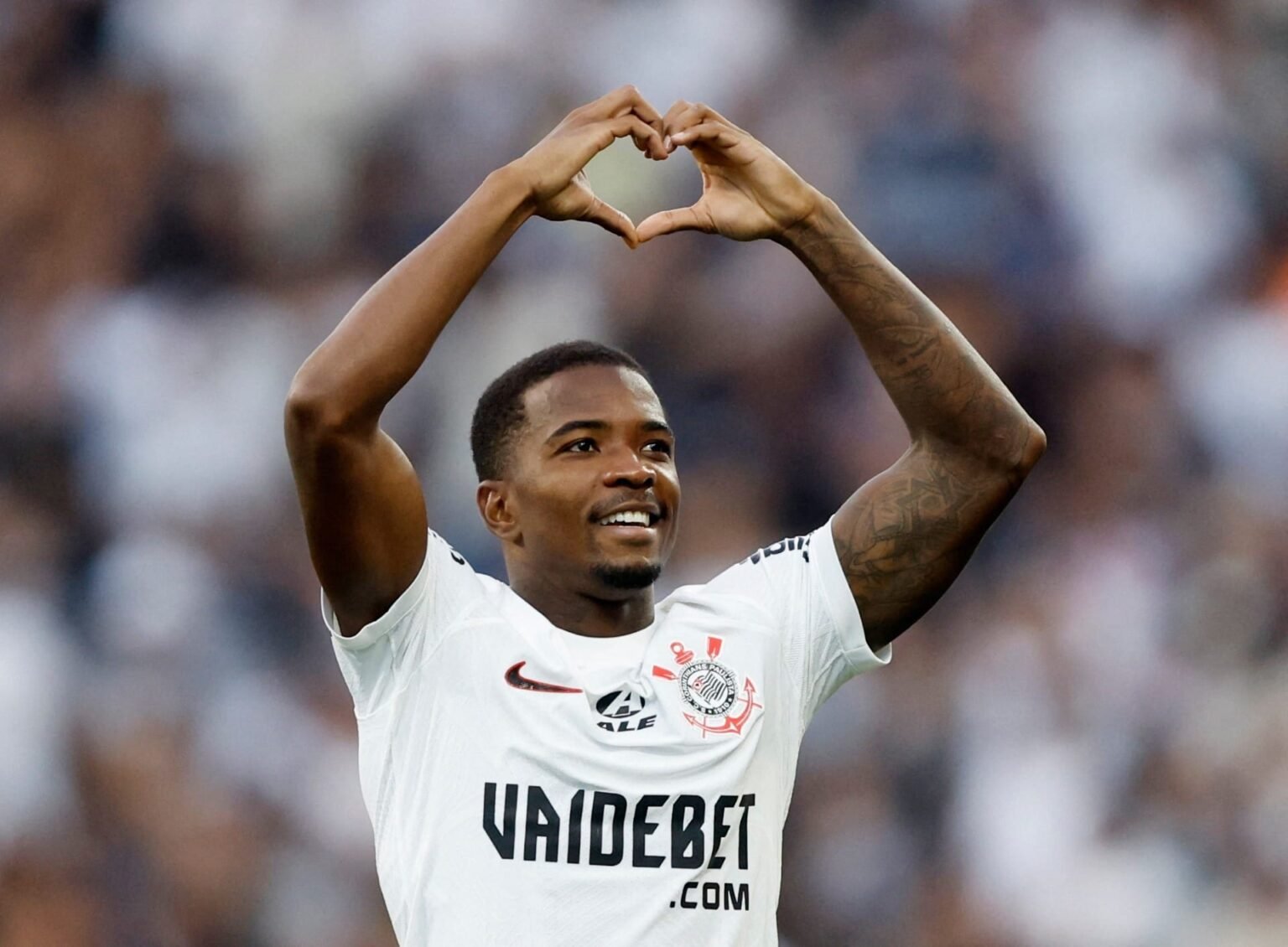 caca zagueiro do corinthians comemora gol contra o fluminense 192624