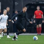 giovane em acao durante jogo do corinthians 60sj