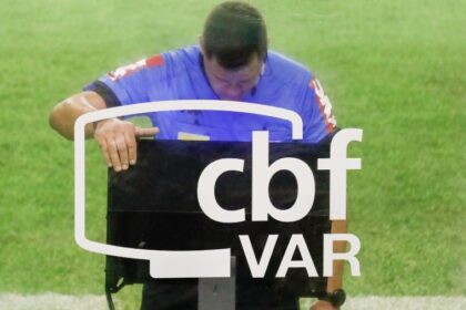 arbitro checa o var durante partida entre sport e flamengo pelo brasileirao 2020 1612225239088 v2 900x506