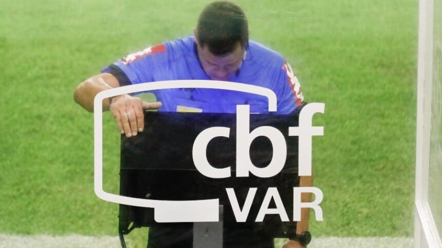 arbitro checa o var durante partida entre sport e flamengo pelo brasileirao 2020 1612225239088 v2 900x506