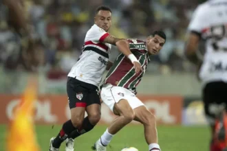 rafinha do sao paulo e serna do fluminense brigam pela bola em jogo do campeonato brasileiro 1725230389271 v2 750x421.jpg