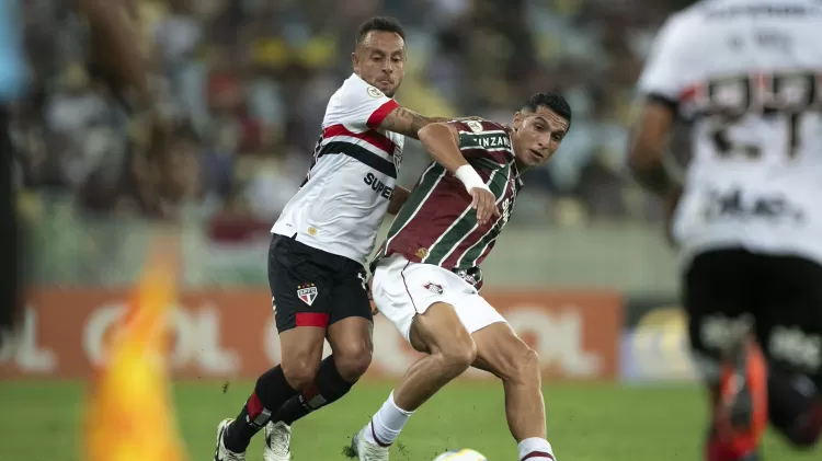 rafinha do sao paulo e serna do fluminense brigam pela bola em jogo do campeonato brasileiro