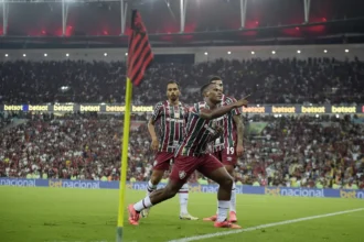 Jhon Arias comemora gol marcado pelo Fluminense no classico contra o Flamengo scaled aspect ratio 512 320 1