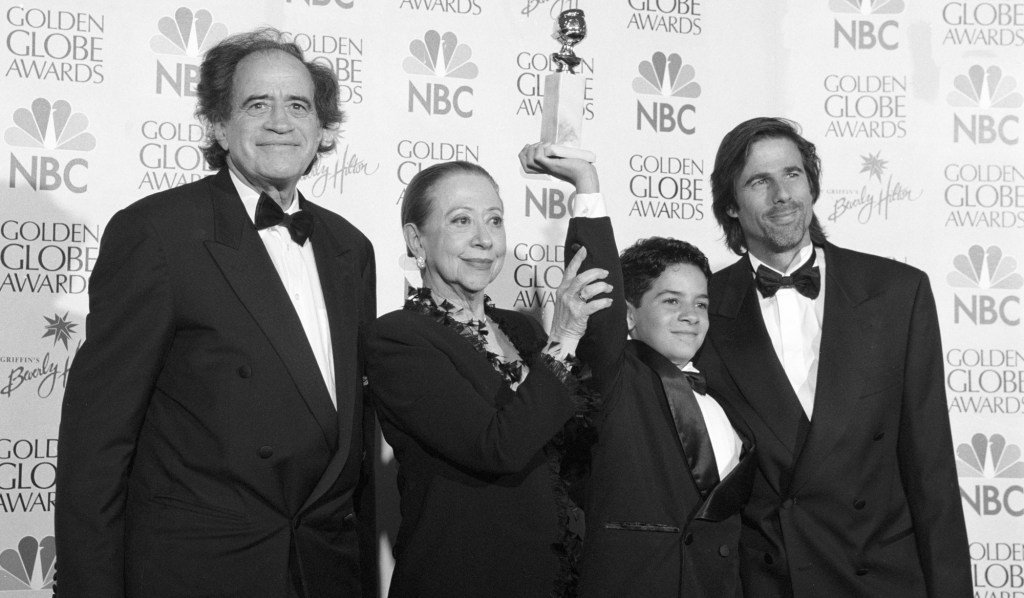 Fernanda Torres faz história e conquista prêmio inédito para o Brasil 2 1999 gg56 arthur cohn fernanda montenegro vinicius de oliveira walter salles foreign film central station brazil cover