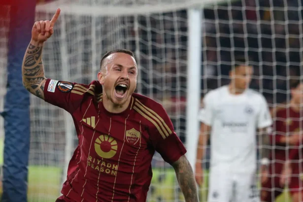 Angelino Roma Eintracht Frankfurt celebrate.jpg