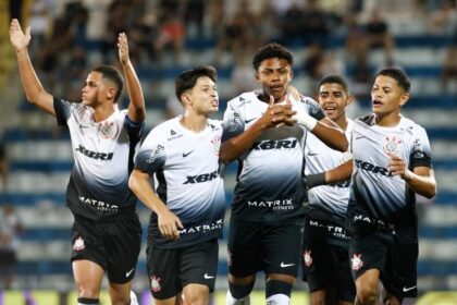 jogadores do corinthians comemoram gol em jogo da copinha 2025 1736258326980 v2 941x701