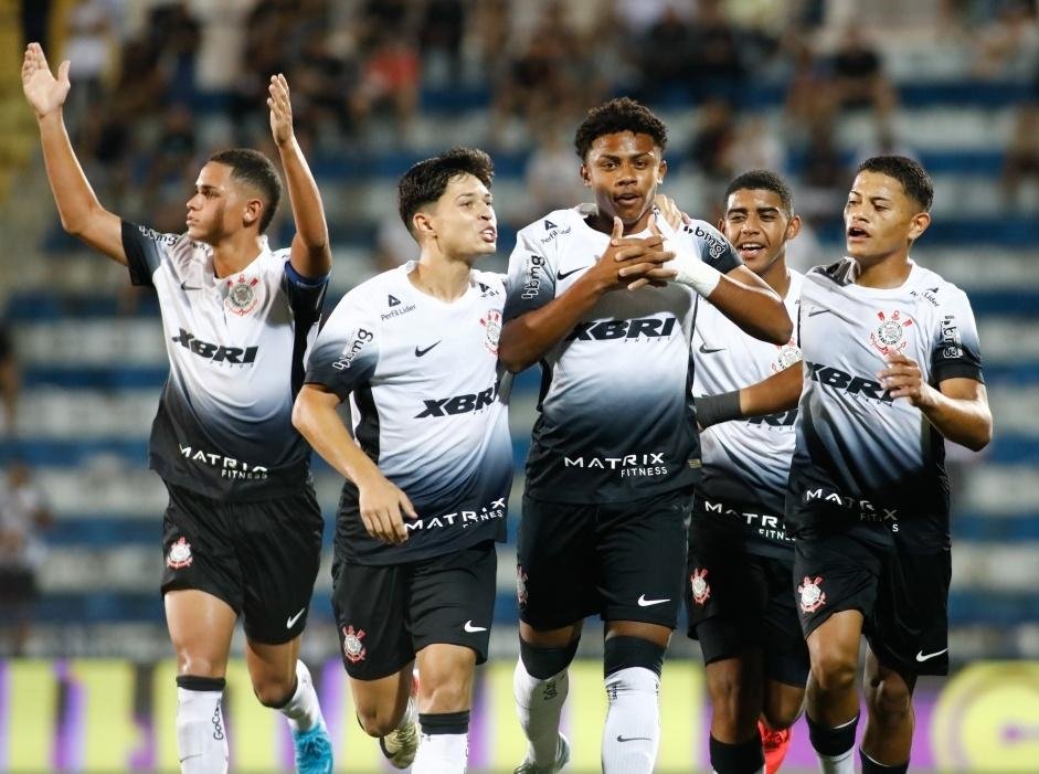 jogadores do corinthians comemoram gol em jogo da copinha 2025