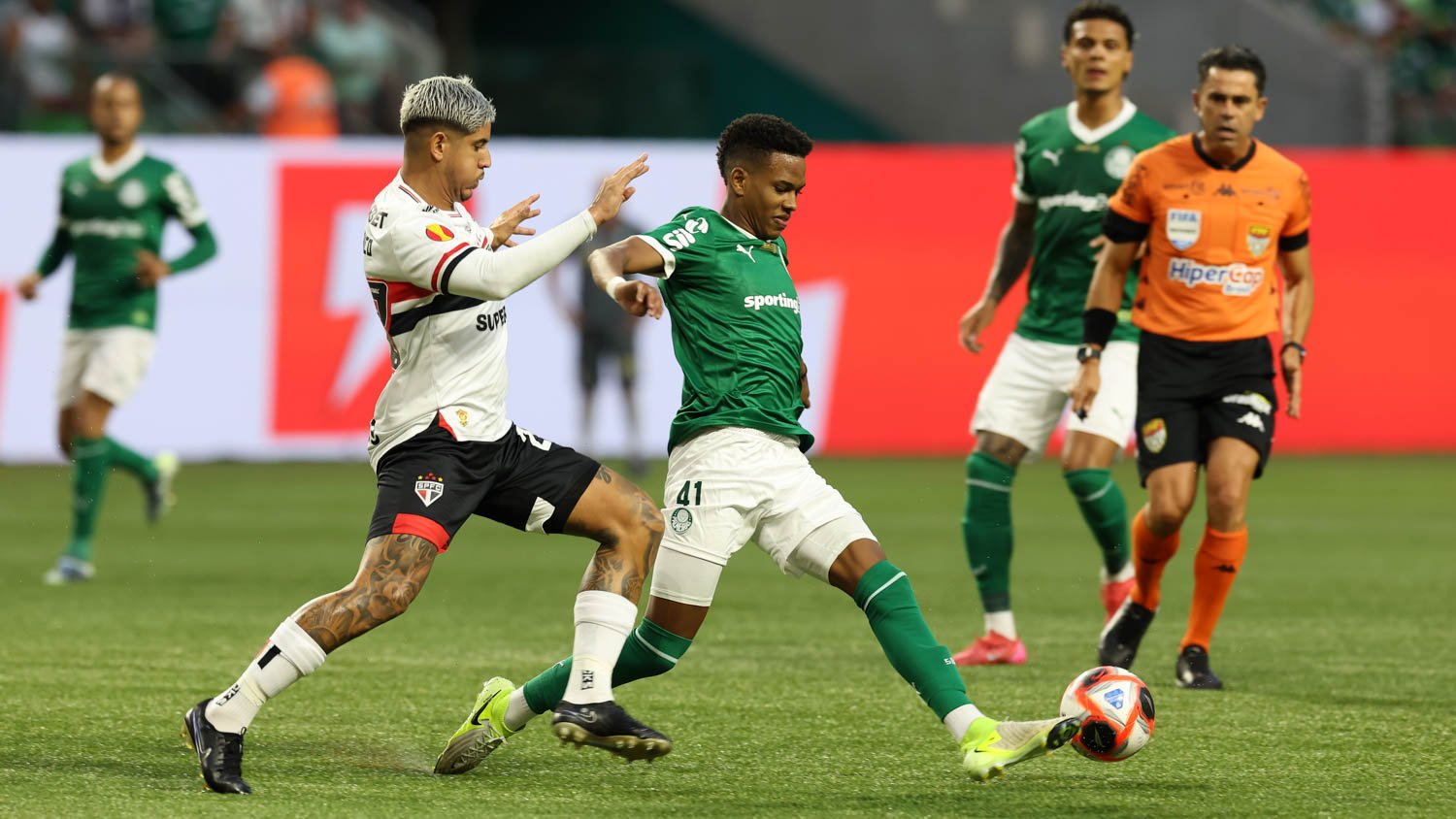 Alan Franco e Estevao disputam a bola em Palmeiras x Sao Paulo no Paulistao